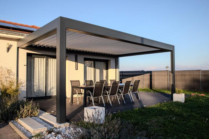Fourniture et pose de pergolas bioclimatique Saint-Étienne-de-Saint-Geoirs